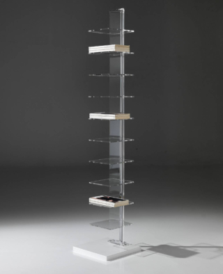 Dieci ripiani in acrilico trasparente per la libreria da terra Patricia di Emporio Arredo Milano che ha la base in Mdf verniciato bianco lucido; il tubo in metallo cromato che sorregge gli elementi non è solo funzionale, ma anche decorativo. Misura L 30 x P 30 x H 148 cm. Prezzo 186 euro. www.emporioarredo.it Dieci ripiani in acrilico trasparente per la libreria da terra Patricia di Emporio Arredo Milano che ha la base in Mdf verniciato bianco lucido; il tubo in metallo cromato che sorregge gli elementi non è solo funzionale, ma anche decorativo. Misura L 30 x P 30 x H 148 cm. Prezzo 186 euro. www.emporioarredo.it