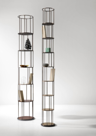 Stilizzata ed elegante la libreria Babele di De Castelli che ha una struttura modulare, self standing o a parete, realizzata in acciaio Delabré B con mensole rotonde in rame, ottone o acciaio. È disponibile in diversi formati, misura Ø 28 x H 260 cm e Ø 36 x H 260 cm. Prezzo a partire da 2.318 euro (per il modello misura Ø 28 x H 100 cm). www.decastelli.com Stilizzata ed elegante la libreria Babele di De Castelli che ha una struttura modulare, self standing o a parete, realizzata in acciaio Delabré B con mensole rotonde in rame, ottone o acciaio. È disponibile in diversi formati, misura Ø 28 x H 260 cm e Ø 36 x H 260 cm. Prezzo a partire da 2.318 euro (per il modello misura Ø 28 x H 100 cm). www.decastelli.com