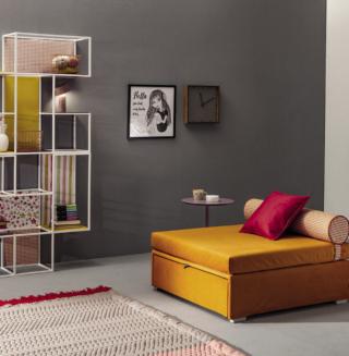 Il pouf Modem di Twils permette di avere a disposizione un letto in più per ospitare gli amici, la soluzione ideale nella cameretta di un adolescente. La linea geometrica e le dimensioni contenute lo rendono facile da ambientare, mentre il cuscino rollò ne aumenta il comfort. Misura L 100 x P 100/195 x H 42 cm. Prezzo a partire da 1.620 euro. Il cuscino rollò prezzo a partire da 160 euro. www.twils.it Il pouf Modem di Twils permette di avere a disposizione un letto in più per ospitare gli amici, la soluzione ideale nella cameretta di un adolescente. La linea geometrica e le dimensioni contenute lo rendono facile da ambientare, mentre il cuscino rollò ne aumenta il comfort. Misura L 100 x P 100/195 x H 42 cm. Prezzo a partire da 1.620 euro. Il cuscino rollò prezzo a partire da 160 euro. www.twils.it