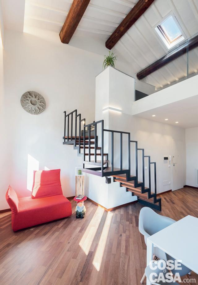 travi a vista nel soggiorno della casa di 110 mq con sottotetto travi a vista nel soggiorno della casa di 110 mq con sottotetto