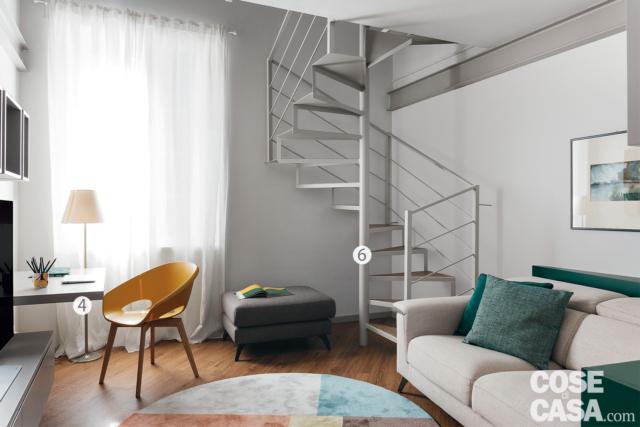 soggiorno, scala elicoidale, divano, cuscini verdi, pouf, finestra, postazione studio con scrittoio sospeso, seduta gialla, lampada d aterra, tendaggi, tappeto, pavimento in parquet soggiorno, scala elicoidale, divano, cuscini verdi, pouf, finestra, postazione studio con scrittoio sospeso, seduta gialla, lampada d aterra, tendaggi, tappeto, pavimento in parquet