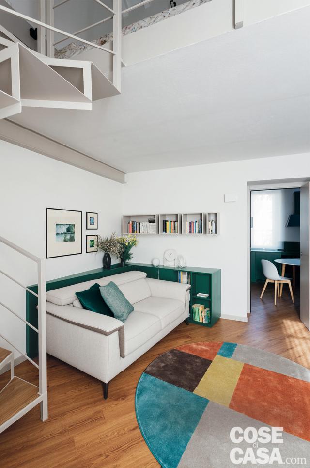 scala, divano in tessuto bianco, mobile basso verde, soffitto ribassato, tappeto ovale, porta della cucina, parquet, pensili, quadri scala, divano in tessuto bianco, mobile basso verde, soffitto ribassato, tappeto ovale, porta della cucina, parquet, pensili, quadri