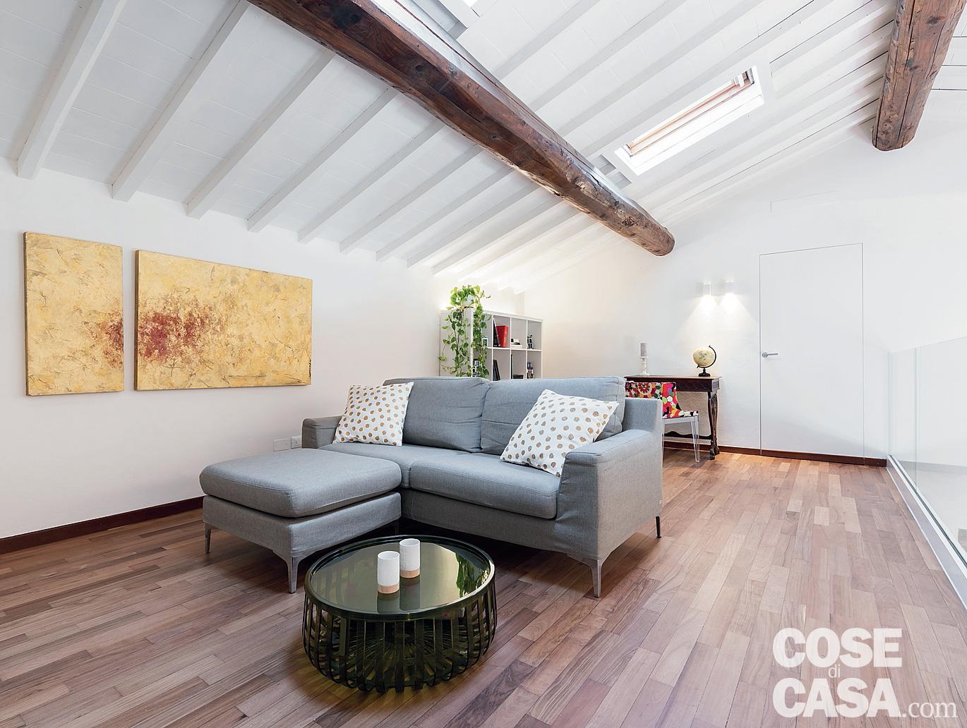 zona relax con divano e angolo studio con scrivania antica sul soppalco che sfrutta il sottotetto zona relax con divano e angolo studio con scrivania antica sul soppalco che sfrutta il sottotetto