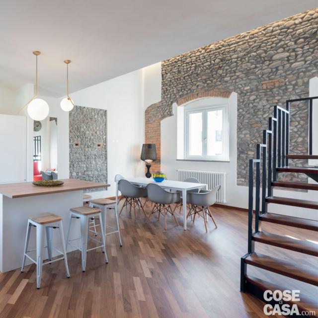 parete di pietra nel living della casa di 110 mq con sottotetto parete di pietra nel living della casa di 110 mq con sottotetto