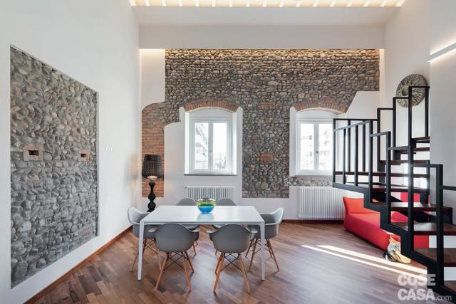 tavolo da pranzo e salotto nel soggiorno al piano terra della casa di 100 mq con sottotetto tavolo da pranzo e salotto nel soggiorno al piano terra della casa di 100 mq con sottotetto