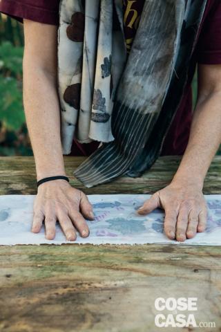 5. Premere con le mani il tessuto facendo aderire bene i due lembi. 5. Premere con le mani il tessuto facendo aderire bene i due lembi.