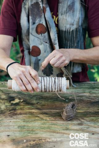 7. Con lo spago legare il rotolo ottenuto senza stringere troppo e fissare la fine. 7. Con lo spago legare il rotolo ottenuto senza stringere troppo e fissare la fine.