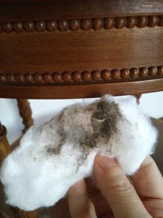 Sgrassate il mobile con dell’alcool e della carta assorbente o dell’ovatta.