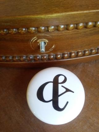 Per sostituire il pomello adattate il foro con il trapano.