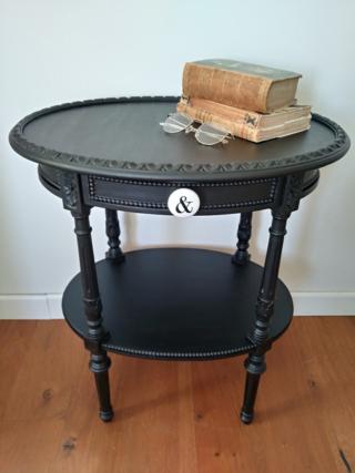 Avvitate il nuovo pomello e il comodino è pronto.