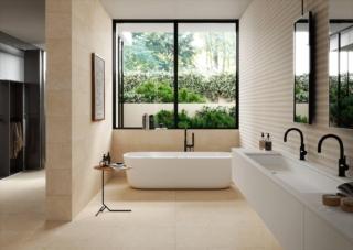 Marazzi Caracter, A parete, in pasta bianca, nel formato 30 x 90 cm, Carácter Arena e Carácter Arena Struttura Walltone 3D. Per il pavimento, in gres porcellanato, da 60 x 120 cm, Carácter Arena. Marazzi Caracter, A parete, in pasta bianca, nel formato 30 x 90 cm, Carácter Arena e Carácter Arena Struttura Walltone 3D. Per il pavimento, in gres porcellanato, da 60 x 120 cm, Carácter Arena.