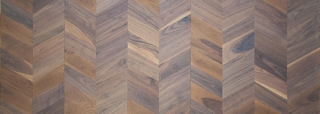 In tutta la casa Parquet di Noce americano effetto grezzo posato a spina a 60°. (www.cadoringroup.it) In tutta la casa Parquet di Noce americano effetto grezzo posato a spina a 60°. (www.cadoringroup.it)