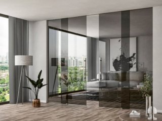 Cristal Design Visioni è la porta a doppia anta di Aip Porte realizzata in vetro scorrevole interno passata su ante fisse, il vetro trasparente è grigio e il maniglione MAN-T66 è in inox satinato, il sistema di scorrimento Essenza. Il modello in foto misura L 400 x H 270 ed il prezzo è 6.900 euro. www.aipporte.com Cristal Design Visioni è la porta a doppia anta di Aip Porte realizzata in vetro scorrevole interno passata su ante fisse, il vetro trasparente è grigio e il maniglione MAN-T66 è in inox satinato, il sistema di scorrimento Essenza. Il modello in foto misura L 400 x H 270 ed il prezzo è 6.900 euro. www.aipporte.com