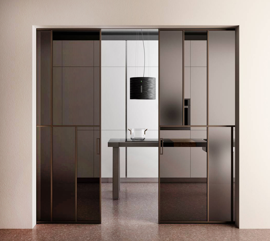 La porta Celine di Albed firmata dall’architetto Paolo Festa si ispira a un quadro di Mondrian con le sue composizioni geometriche, disponibile nelle versioni ad anta scorrevole, battente o bilico, anche a scomparsa o nella modalità parete divisoria è completamente customizzabile nelle dimensioni. Stipiti e telaio sono in alluminio al 100% riciclabile e il pannello porta è proposto in varie finiture, dal vetro trasparente a quello canneté, impreziosito da una trama metallica o tessile, retroverniciato, fumé o a specchio, nella versione in foto porta doppia con anta a scomparsa, vetri bronzo acidato e finiture bronzo il prezzo è 2.750 euro www.albed.it La porta Celine di Albed firmata dall’architetto Paolo Festa si ispira a un quadro di Mondrian con le sue composizioni geometriche, disponibile nelle versioni ad anta scorrevole, battente o bilico, anche a scomparsa o nella modalità parete divisoria è completamente customizzabile nelle dimensioni. Stipiti e telaio sono in alluminio al 100% riciclabile e il pannello porta è proposto in varie finiture, dal vetro trasparente a quello canneté, impreziosito da una trama metallica o tessile, retroverniciato, fumé o a specchio, nella versione in foto porta doppia con anta a scomparsa, vetri bronzo acidato e finiture bronzo il prezzo è 2.750 euro www.albed.it