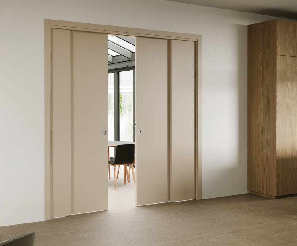 la porta scorrevole Staffetta ad anta doppia di Ermetika è l’ideale per congiungere due ambienti di grandi dimensioni perché permette di creare un varco di passaggio concedendo ampia libertà di movimento. Nella versione ad anta doppia con due cassonetti e quattro ante che si aprono e chiudono attrverso un sistema di trascinamento in modo indipendente. Si possono realizzare misure fino a max L 470 e Max H 270 cm e nella versione L 390 x H 210 anta doppia il prezzo di telaio + porta laccata è 5.866 + Iva www.ermetika.com la porta scorrevole Staffetta ad anta doppia di Ermetika è l’ideale per congiungere due ambienti di grandi dimensioni perché permette di creare un varco di passaggio concedendo ampia libertà di movimento. Nella versione ad anta doppia con due cassonetti e quattro ante che si aprono e chiudono attrverso un sistema di trascinamento in modo indipendente. Si possono realizzare misure fino a max L 470 e Max H 270 cm e nella versione L 390 x H 210 anta doppia il prezzo di telaio + porta laccata è 5.866 + Iva www.ermetika.com