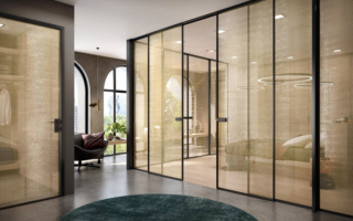 Fa parte della collezione G-Like la porta scorrevole a 4 ante in vetro di Garofoli, le ante a tutta altezza sono impreziosite dalla rete metallica modello Gold, il profilo è realizzato in acciaio anodizzato nero come la maniglia semplice e lineare Playa, prezzo a partire da 2.693 euro + Iva, www.garofoli.com Fa parte della collezione G-Like la porta scorrevole a 4 ante in vetro di Garofoli, le ante a tutta altezza sono impreziosite dalla rete metallica modello Gold, il profilo è realizzato in acciaio anodizzato nero come la maniglia semplice e lineare Playa, prezzo a partire da 2.693 euro + Iva, www.garofoli.com