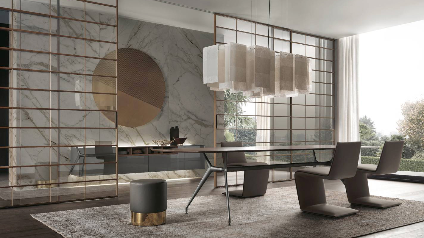 Sono espliciti i riferimenti all’Estremo Oriente nella collezione di porte scorrevoli Soho di Rimadesio nell’uso della partitura tipica delle pareti mobili e degli arredi che identificano l’abitazione tradizionale giapponese. Un diaframma etereo, che gioca sulle delicate nervature che compongono la geometria del telaio riproposto in un contesto contemporaneo e reso attuale dalla combinazione delle finiture. In foto struttura in Rovere e vetro riflettente chiaro, misura L 150 x H 292,5 cm ed il prezzo è a partire da 4.575 euro + Iva per singolo pannello, www.rimadesio.it Sono espliciti i riferimenti all’Estremo Oriente nella collezione di porte scorrevoli Soho di Rimadesio nell’uso della partitura tipica delle pareti mobili e degli arredi che identificano l’abitazione tradizionale giapponese. Un diaframma etereo, che gioca sulle delicate nervature che compongono la geometria del telaio riproposto in un contesto contemporaneo e reso attuale dalla combinazione delle finiture. In foto struttura in Rovere e vetro riflettente chiaro, misura L 150 x H 292,5 cm ed il prezzo è a partire da 4.575 euro + Iva per singolo pannello, www.rimadesio.it