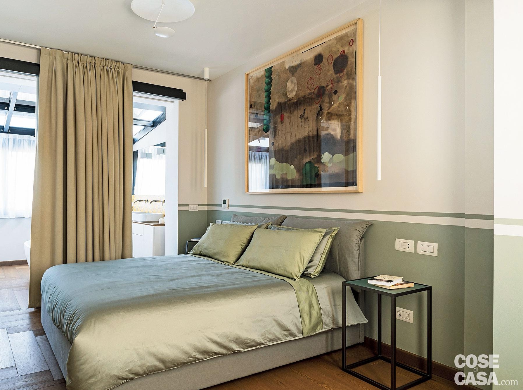 camera da letto con pareti dipinte in bianco e verde