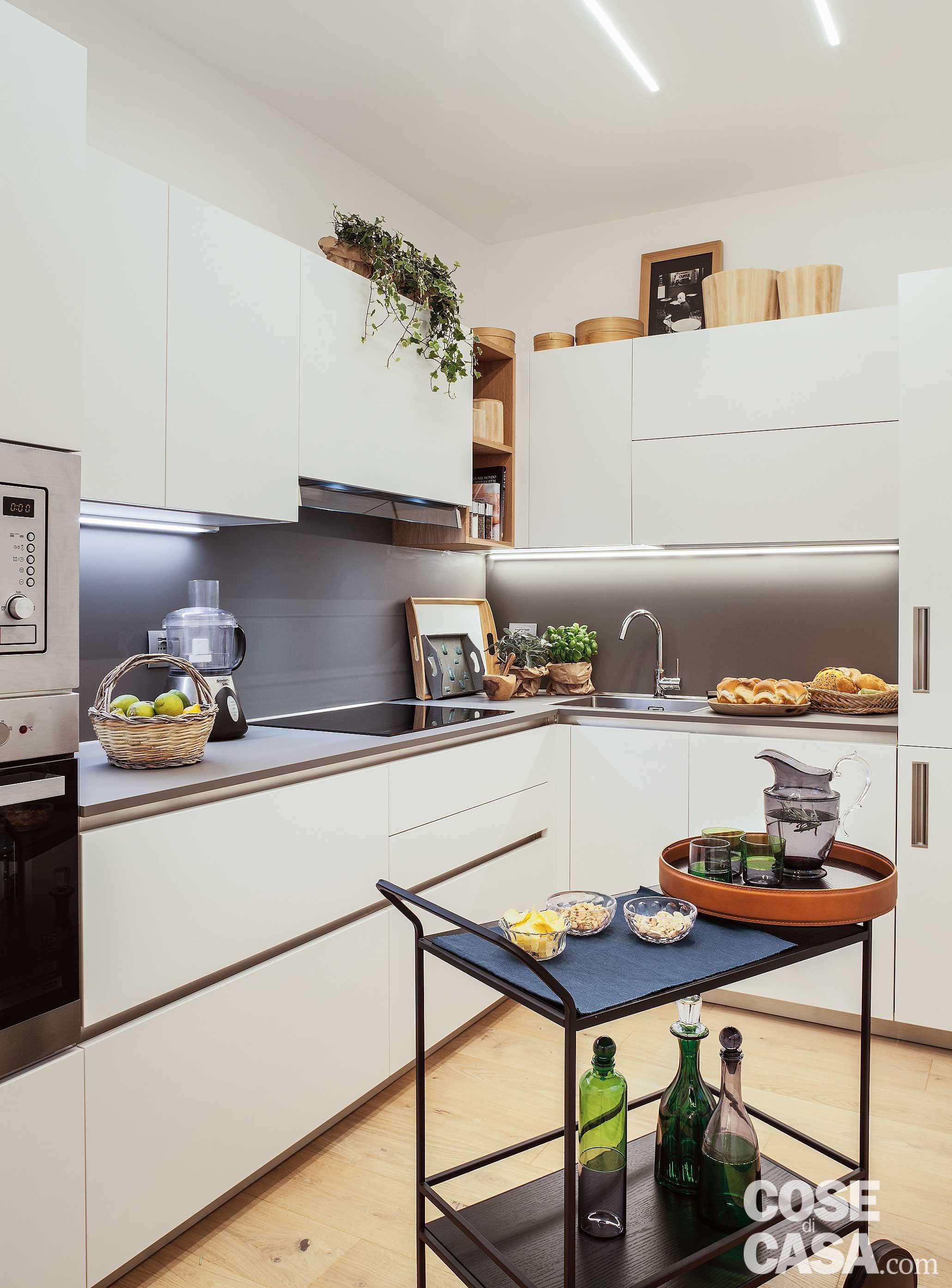 In cucina la composizione su due lati in laccato bianco lucido è di Veneta Cucine, acquistata da Cucine & Cucine. Gli elettrodomestici da incasso, forni e piano
di cottura a induzione sono di Smeg. Il lavello è di Franke e il miscelatore è Flexo di Foster. In cucina la composizione su due lati in laccato bianco lucido è di Veneta Cucine, acquistata da Cucine & Cucine. Gli elettrodomestici da incasso, forni e piano
di cottura a induzione sono di Smeg. Il lavello è di Franke e il miscelatore è Flexo di Foster.