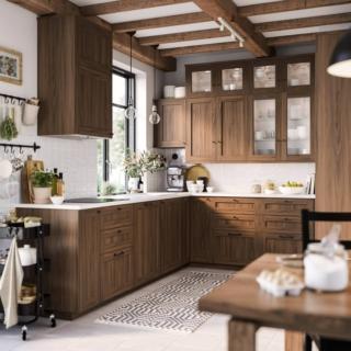 Si sviluppa ad angolo la cucina con i frontali Enkoping di Ikea Italia che ha una aspetto “caldo” e accogliente, sottolineato dalle ante con cornice nella finitura marrone effetto noce con venatura a vista che caratterizzano le basi e i pensili a sviluppo verticale con formati diversi. La superficie rivestita da una lamina è resistente e facile da pulire; è garantita 25 anni. Un'anta misura L 40 x P 40 cm, prezzo 17 euro. www.ikea.com Si sviluppa ad angolo la cucina con i frontali Enkoping di Ikea Italia che ha una aspetto “caldo” e accogliente, sottolineato dalle ante con cornice nella finitura marrone effetto noce con venatura a vista che caratterizzano le basi e i pensili a sviluppo verticale con formati diversi. La superficie rivestita da una lamina è resistente e facile da pulire; è garantita 25 anni. Un'anta misura L 40 x P 40 cm, prezzo 17 euro. www.ikea.com