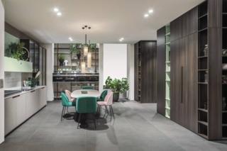 Nel modello Loft 2.2 Style di Arrex è protagonista la grande armadiatura con le ante nella finitura effetto legno Eucalipto Carbon caratterizzate da marcate venature, dotate di maniglie laccate bronzo. Le basi hanno le ante nella finitura effetto cemento Pietra Piasentina, i pensili in laccato opaco; lo schienale luminoso, posizionato tra basi e pensili, è realizzato in vetro bianco opaco con cappa integrata. Un modulo base da 60 cm con anta, prezzo 150 euro + IVA. www.arrex.it Nel modello Loft 2.2 Style di Arrex è protagonista la grande armadiatura con le ante nella finitura effetto legno Eucalipto Carbon caratterizzate da marcate venature, dotate di maniglie laccate bronzo. Le basi hanno le ante nella finitura effetto cemento Pietra Piasentina, i pensili in laccato opaco; lo schienale luminoso, posizionato tra basi e pensili, è realizzato in vetro bianco opaco con cappa integrata. Un modulo base da 60 cm con anta, prezzo 150 euro + IVA. www.arrex.it