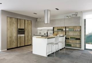 Fa parte della Collezione Pratica di La Casa Moderna la cucina Tag che si articola intorno alla penisola con le basi laccate opaco bianco che creano un raffinato contrasto con le ante delle colonne  e lo schienale della boiserie attrezzata Vertigo realizzati in nobilitato legno chiaro. I pensili a sviluppo orizzontale hanno le ante lisce, senza maniglie, in nobilitato pietra; il top e il piano snack sono in laminato. Lo schienale in vetro magnetico Lumia con luce a led è dotato di accessori spostabili. Un modulo base da 60 cm con anta, gola, zoccolo e top in laminato, prezzo a partire da 320 euro. www.lacasamoderna.com Fa parte della Collezione Pratica di La Casa Moderna la cucina Tag che si articola intorno alla penisola con le basi laccate opaco bianco che creano un raffinato contrasto con le ante delle colonne  e lo schienale della boiserie attrezzata Vertigo realizzati in nobilitato legno chiaro. I pensili a sviluppo orizzontale hanno le ante lisce, senza maniglie, in nobilitato pietra; il top e il piano snack sono in laminato. Lo schienale in vetro magnetico Lumia con luce a led è dotato di accessori spostabili. Un modulo base da 60 cm con anta, gola, zoccolo e top in laminato, prezzo a partire da 320 euro. www.lacasamoderna.com