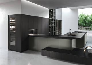 Le ante della grande armadiatura della cucina Look di Snaidero sono realizzate in nobilitato Frassino Noir con un aspetto piacevolmente materico e un'elegante colorazione scura; le basi della penisola in laccato micalizzato verde grey illuminano la composizione. Un modulo basa da 60 cm con anta a battente in nobilitato, prezzo su richiesta. www.snaidero.com Le ante della grande armadiatura della cucina Look di Snaidero sono realizzate in nobilitato Frassino Noir con un aspetto piacevolmente materico e un'elegante colorazione scura; le basi della penisola in laccato micalizzato verde grey illuminano la composizione. Un modulo basa da 60 cm con anta a battente in nobilitato, prezzo su richiesta. www.snaidero.com
