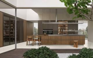 Grande e attrezzata l'isola operativa che campeggia al centro della cucina Sign di Ernestomeda: le basi sono  realizzate in Hi-melamine Noce Canyon Cannetè con maniglia Zed in metallo laccato Lucem; il piano di lavoro è in acciaio satinato con la zona lavaggio integrata. Lateralmente è corredata del tavolo Line Table integrato, mentre il sistema Bridge sopratop  e la cappa K-System in acciaio satinato con ripiani in massello Bambù tinto Noce Canyon completano la composizione. Prezzo su richiesta. www.ernestomeda.com Grande e attrezzata l'isola operativa che campeggia al centro della cucina Sign di Ernestomeda: le basi sono  realizzate in Hi-melamine Noce Canyon Cannetè con maniglia Zed in metallo laccato Lucem; il piano di lavoro è in acciaio satinato con la zona lavaggio integrata. Lateralmente è corredata del tavolo Line Table integrato, mentre il sistema Bridge sopratop  e la cappa K-System in acciaio satinato con ripiani in massello Bambù tinto Noce Canyon completano la composizione. Prezzo su richiesta. www.ernestomeda.com