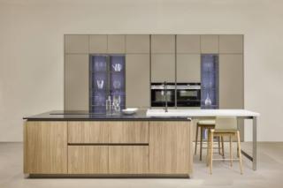 Garantisce una maggiore capacità contenitiva il modello Lounge di Veneta Cucine grazie alle basi con le ante in Decorativo Noce Naturale Riga Dek, caratterizzate da una lavorazione che disegna una leggera ondulatura piacevole al tatto, e alle colonne in Laccato opaco Alabastro e vetro Sunset. La composizione si articola in due blocchi funzionali: l'isola con bancone laterale in appoggio sul top e la parete a colonne che funge da dispensa e accoglie gli elettrodomestici. Un modulo base da 60 cm, prezzo a partire da 307 euro. www.venetacucine.com Garantisce una maggiore capacità contenitiva il modello Lounge di Veneta Cucine grazie alle basi con le ante in Decorativo Noce Naturale Riga Dek, caratterizzate da una lavorazione che disegna una leggera ondulatura piacevole al tatto, e alle colonne in Laccato opaco Alabastro e vetro Sunset. La composizione si articola in due blocchi funzionali: l'isola con bancone laterale in appoggio sul top e la parete a colonne che funge da dispensa e accoglie gli elettrodomestici. Un modulo base da 60 cm, prezzo a partire da 307 euro. www.venetacucine.com