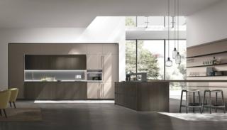 Ante effetto legno scuro per l'ampia composizione Metropolis di Stosa Cucine che ha le ante realizzate in Termostrutturato Rovere Cornero Riga e in Pet Acciaio Metal. I pensili alti, con apertura push-pull, danno vita ad una cornice che racchiude la nicchia operativa dotata di top in Quarzo Mars Planet Collection. Un modulo base da 60 cm, prezzo a partire da 189 euro + IVA.  www.stosacucine.com Ante effetto legno scuro per l'ampia composizione Metropolis di Stosa Cucine che ha le ante realizzate in Termostrutturato Rovere Cornero Riga e in Pet Acciaio Metal. I pensili alti, con apertura push-pull, danno vita ad una cornice che racchiude la nicchia operativa dotata di top in Quarzo Mars Planet Collection. Un modulo base da 60 cm, prezzo a partire da 189 euro + IVA.  www.stosacucine.com