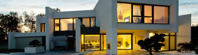 casa con finestre nere Schüco, vista dall'esterno casa con finestre nere Schüco, vista dall'esterno