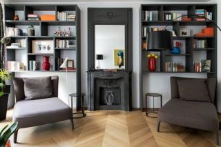 Libreria scura con camino in mezzo Libreria scura con camino in mezzo