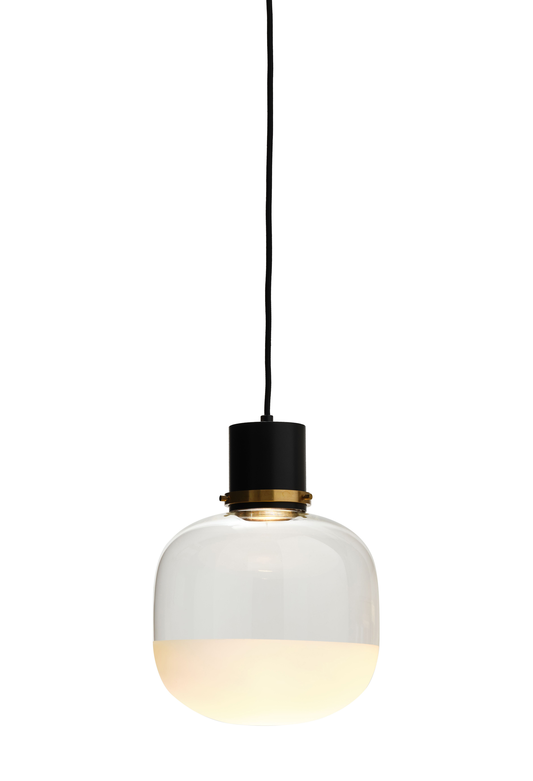 La lampada a sospensione a luce diffusa Ghost di Midj è la soluzione ideale nel living bianco & nero, infatti è caratterizzata da un diffusore in vetro soffiato, che mixa la finitura trasparente e satinata, e un supporto in metallo nella finitura colore nero con un raffinato e luminoso inserto oro. È la soluzione perfetta sopra il tavolo black&white. Misura ø 22 x H 26 cm. Prezzo 438 euro. www.midj.com La lampada a sospensione a luce diffusa Ghost di Midj è la soluzione ideale nel living bianco & nero, infatti è caratterizzata da un diffusore in vetro soffiato, che mixa la finitura trasparente e satinata, e un supporto in metallo nella finitura colore nero con un raffinato e luminoso inserto oro. È la soluzione perfetta sopra il tavolo black&white. Misura ø 22 x H 26 cm. Prezzo 438 euro. www.midj.com