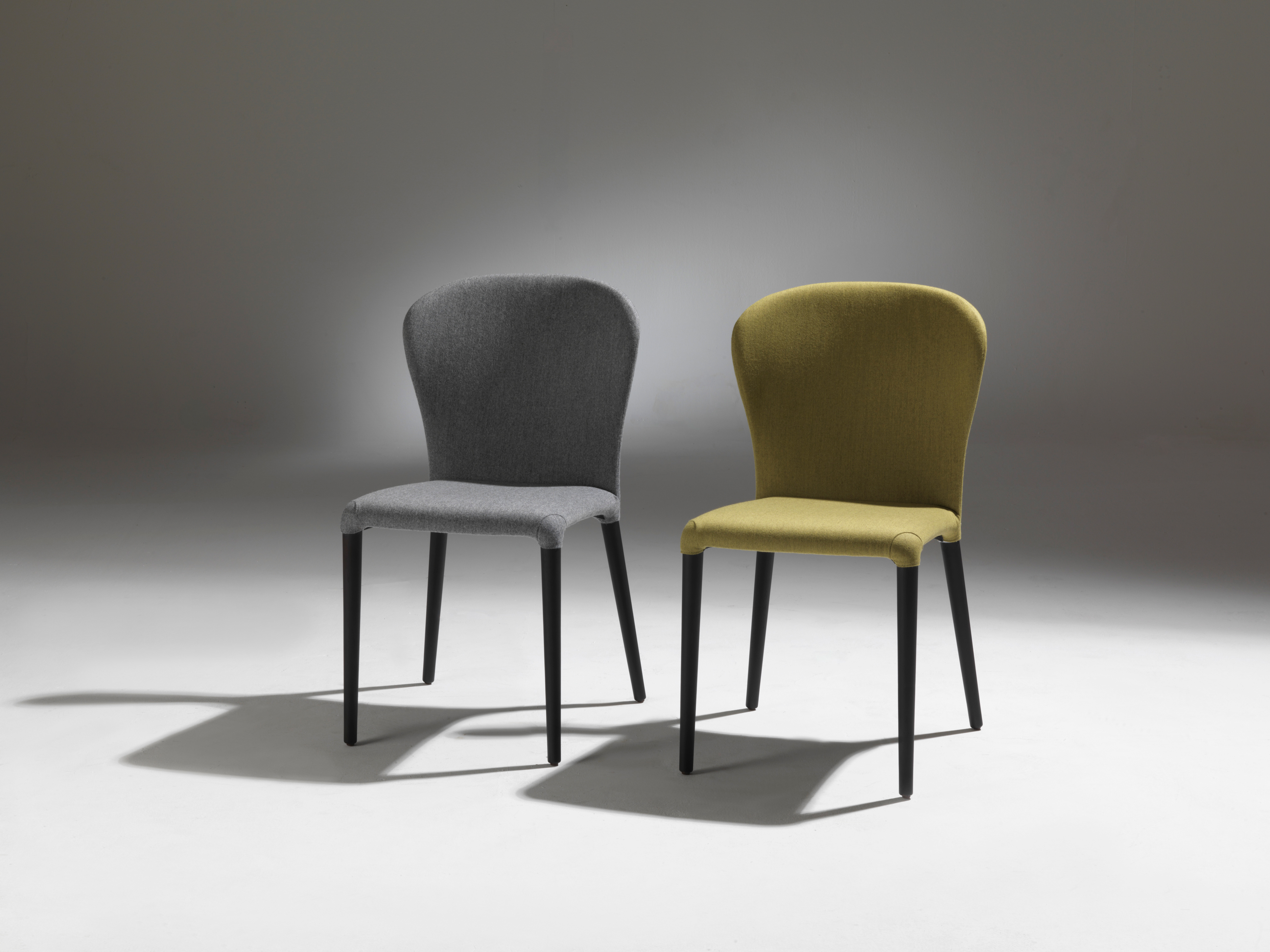 La sedia Astrid di Porada ha la solida struttura realizzata in pregiato legno massello di noce canaletta o frassino; il rivestimento della seduta e dello schienale è in tessuto declinato nelle colorazioni del verde e del grigio. La linea essenziale la rende un pezzo senza tempo, che non risente delle mode. Misura L 50 x P 55 x H 88 cm. Prezzo a partire da 929 euro. www.porada.it La sedia Astrid di Porada ha la solida struttura realizzata in pregiato legno massello di noce canaletta o frassino; il rivestimento della seduta e dello schienale è in tessuto declinato nelle colorazioni del verde e del grigio. La linea essenziale la rende un pezzo senza tempo, che non risente delle mode. Misura L 50 x P 55 x H 88 cm. Prezzo a partire da 929 euro. www.porada.it