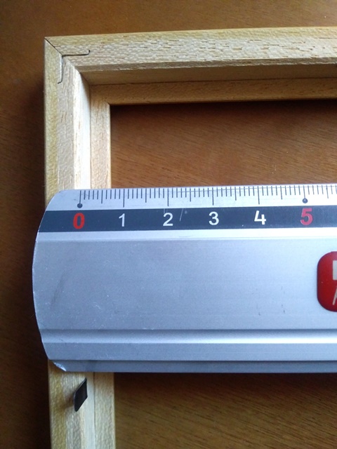 Misurate il bordo interno della cornice e riportatelo anche sul cartoncino per non incollare le figure su quel bordo. Misurate il bordo interno della cornice e riportatelo anche sul cartoncino per non incollare le figure su quel bordo.