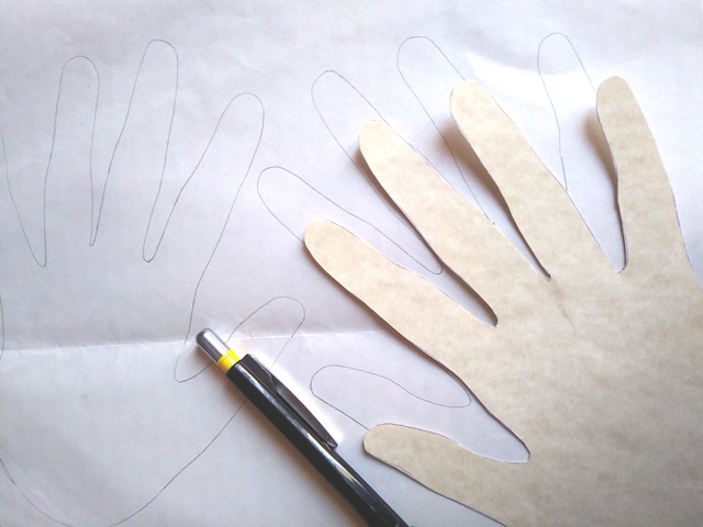 Riportate i disegni sulle carte colorate utilizzando le sagome di cartoncino al dritto e al rovescio Riportate i disegni sulle carte colorate utilizzando le sagome di cartoncino al dritto e al rovescio