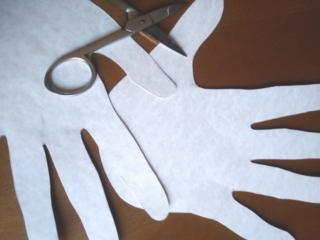 Realizzate sagome di mani, piedi o zampe su un cartoncino spesso e ritagliatele Realizzate sagome di mani, piedi o zampe su un cartoncino spesso e ritagliatele