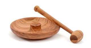 Realizzato artigianalmente in legno di olivo,  lo schiaccianoci della linea accessori per la casa e la cucina di Cà Dovani rappresenta il metodo più classico. Misura ø 23 cm. Prezzo 75,90 euro. Spedizione gratuita. www.cadovani.com