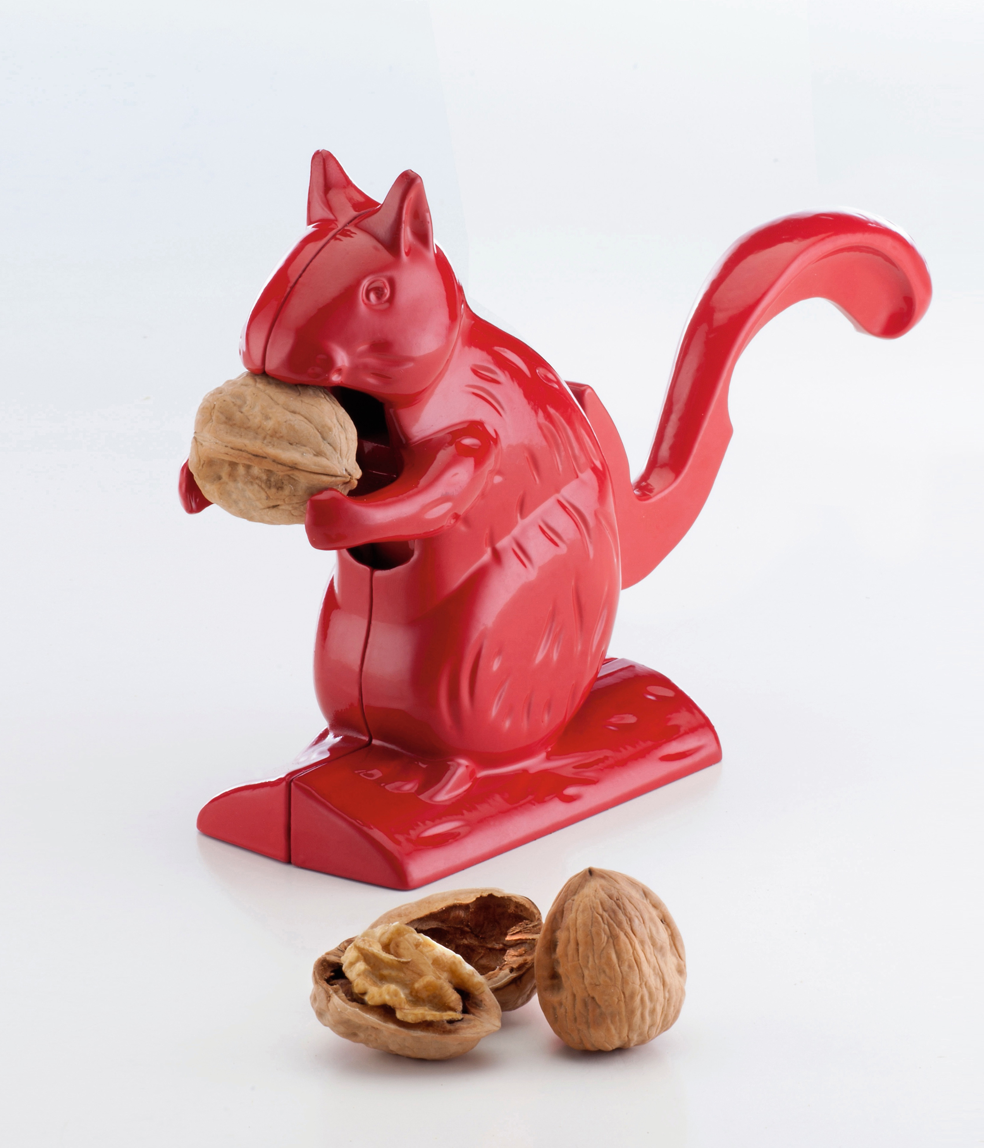 Lo schiaccianoci Scoiattolo di Euronova è realizzato in alluminio verniciato in rosso brillante. La noce va inserita nella bocca, che si apre alzando la coda. Abbassandola poi, con la pressione, la noce si rompe. Misura L 21, 5 x P 6,3 x H 15, 5 cm. Prezzo 16,99 euro.
www.euronova-italia.it