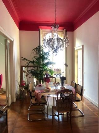 Soffitto colorato con stucchi