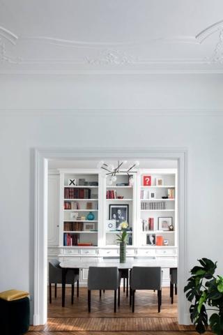 Soffitto con stucchi bianco su bianco