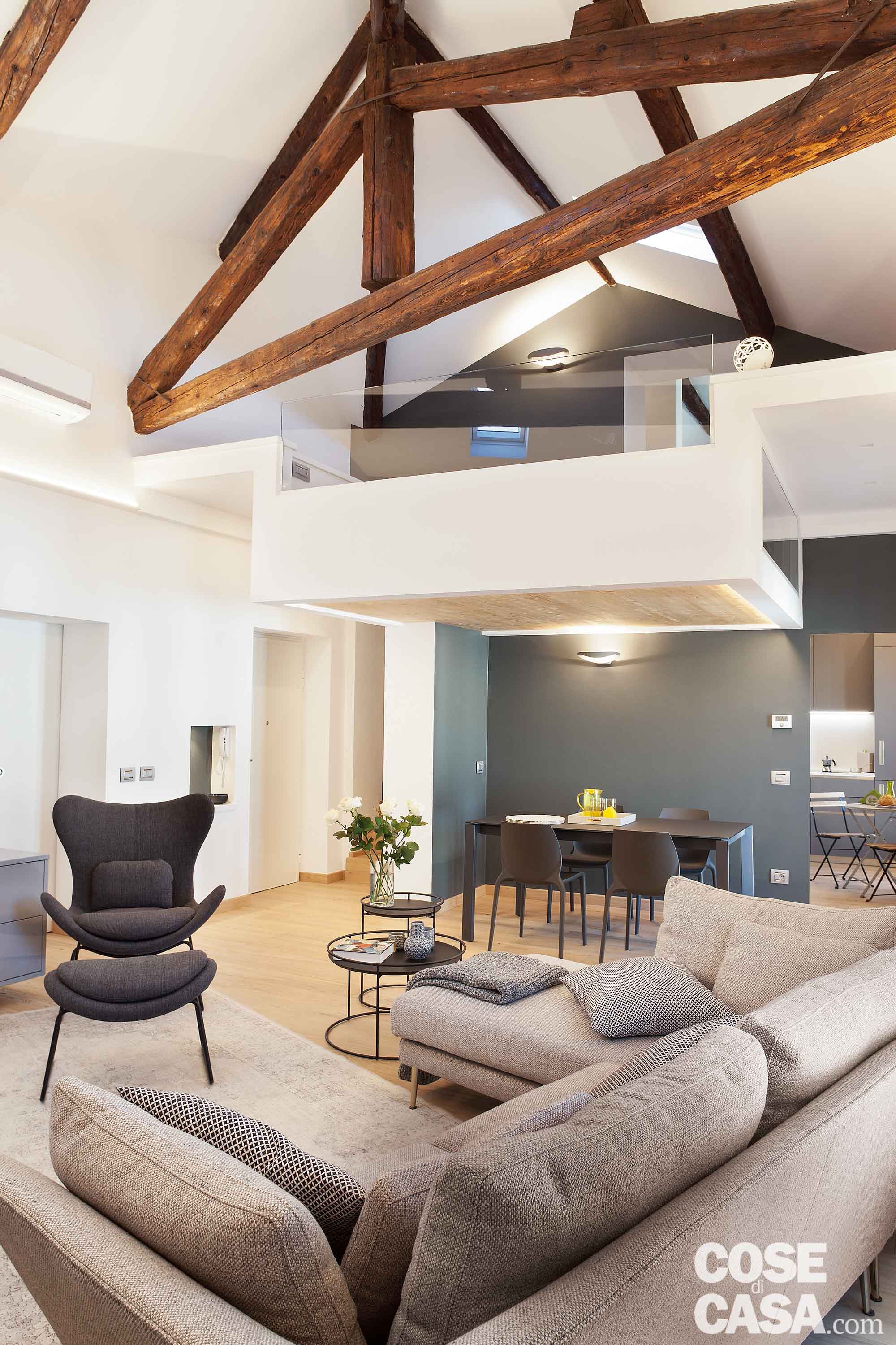 Nell'intervento di ristrutturazione totale sono state riportate alla luce le capriate in legno di quercia della struttura portante, in precedenza nascoste da un controsoffitto.
In buone condizioni, sono state ripulite, carteggiate
e trattate con prodotti antimuffa e antitarlo. Nella zona
di colmo i soffitti superano ora i 4 metri. Nell'intervento di ristrutturazione totale sono state riportate alla luce le capriate in legno di quercia della struttura portante, in precedenza nascoste da un controsoffitto.
In buone condizioni, sono state ripulite, carteggiate
e trattate con prodotti antimuffa e antitarlo. Nella zona
di colmo i soffitti superano ora i 4 metri.