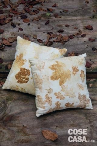 Ecco alcuni esempi di cuscini ricoperti con tessuti tinti con foglie diverse in mordente.  Ecco alcuni esempi di cuscini ricoperti con tessuti tinti con foglie diverse in mordente.