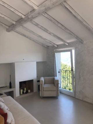 Travi in legno bianche