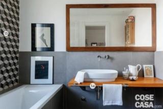 Dettaglio del bagno a uso della zona notte e illuminato dalla luce naturale proveniente dalla finestra (confrontando la pianta, la finestra è proprio sopra la vasca che si vede in foto) Dettaglio del bagno a uso della zona notte e illuminato dalla luce naturale proveniente dalla finestra (confrontando la pianta, la finestra è proprio sopra la vasca che si vede in foto)