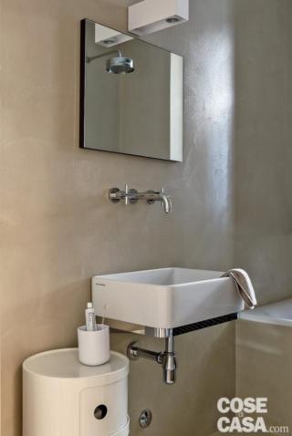 Il lavamani del secondo bagno; alla sua destra, l'angolo della mini-vasca posizionata sotto la finestra Il lavamani del secondo bagno; alla sua destra, l'angolo della mini-vasca posizionata sotto la finestra