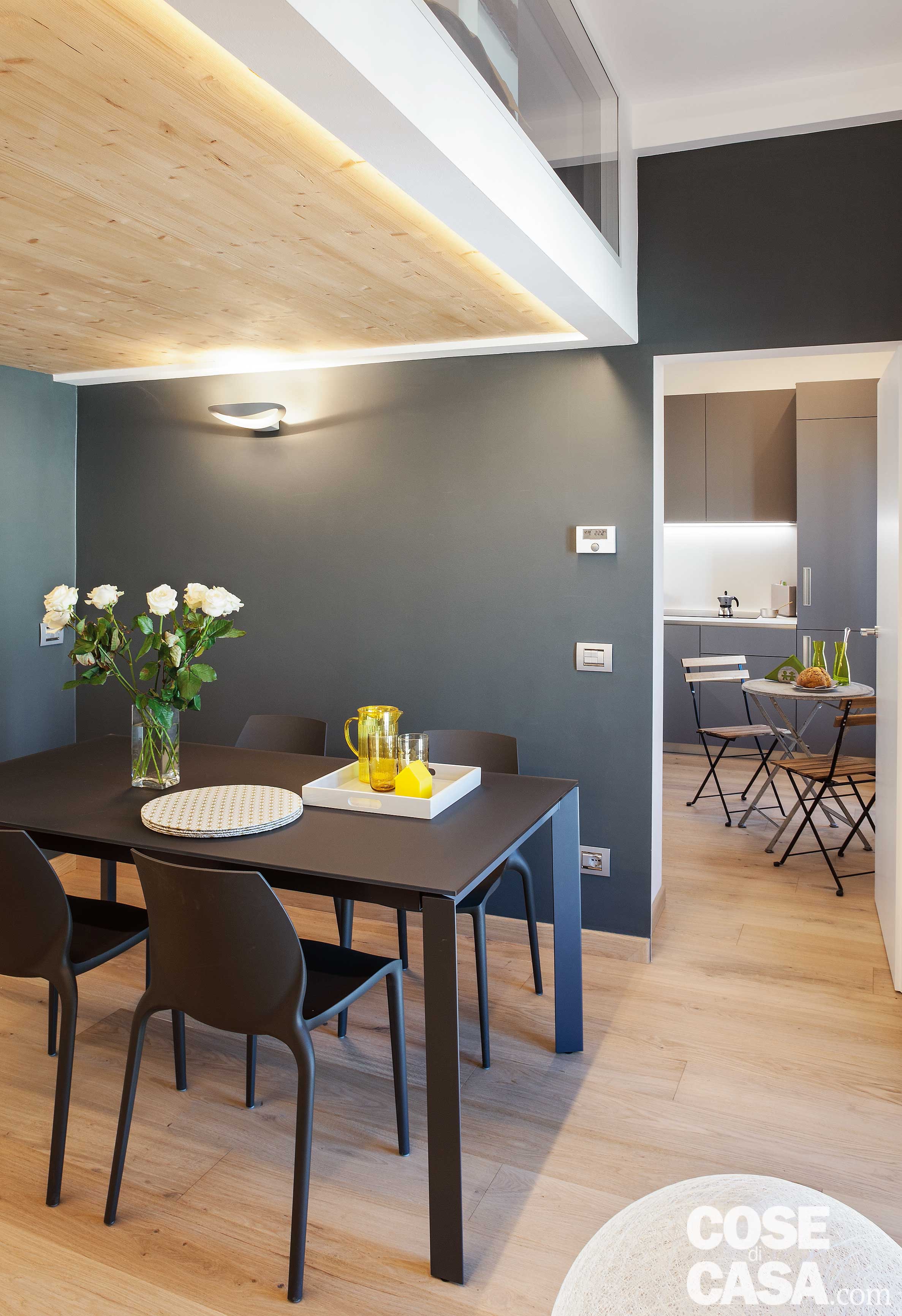 Nell'open space la zona pranzo
è riproporzionata dal ribassamento
in corrispondenza della soletta
del soppalco. A individuare
lo spazio all'interno dell'ambiente aperto contribuiscono anche
la tinteggiatura con idropittura grigio opaco delle due pareti intorno al tavolo e l'illuminazione con applique a muro e strip led lungo il perimetro del soffitto. La zona pranzo è illuminata dall'applique
a parete modello Mesmeri di Artemide.
Il tavolo rettangolare è Menù di Bonaldo,
le sedie sono le Hidra di Bontempi Casa.
Il parquet in rovere è di Profilegno. Nell'open space la zona pranzo
è riproporzionata dal ribassamento
in corrispondenza della soletta
del soppalco. A individuare
lo spazio all'interno dell'ambiente aperto contribuiscono anche
la tinteggiatura con idropittura grigio opaco delle due pareti intorno al tavolo e l'illuminazione con applique a muro e strip led lungo il perimetro del soffitto. La zona pranzo è illuminata dall'applique
a parete modello Mesmeri di Artemide.
Il tavolo rettangolare è Menù di Bonaldo,
le sedie sono le Hidra di Bontempi Casa.
Il parquet in rovere è di Profilegno.