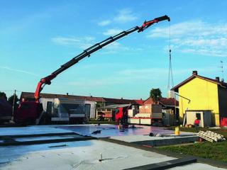 Preparazione della platea di fondazione
per la successiva posa della struttura in legno. Preparazione della platea di fondazione
per la successiva posa della struttura in legno.