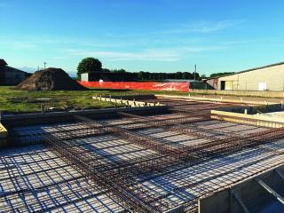 Posa dell'armatura in tondini di ferro durante
la formazione della platea in cemento armato. Posa dell'armatura in tondini di ferro durante
la formazione della platea in cemento armato.