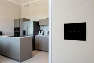 Il design ultrapiatto degli interruttori Ave Touch installati a filo-muro